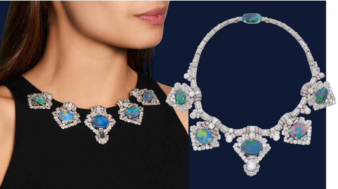 Diamant-Collier mit ovalen Opalen in Blau und Grün, getragen an einer schwarz gekleideten Frau, Produktaufnahme